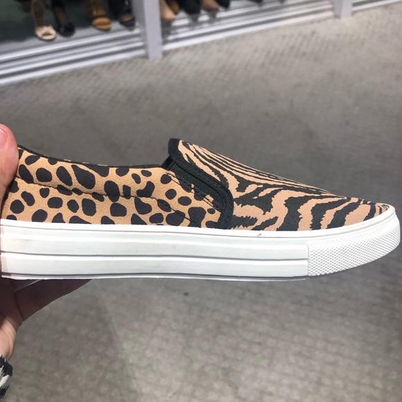 ❤️HP! Tiger & Leopard Sneakers - Picture 5 of 8